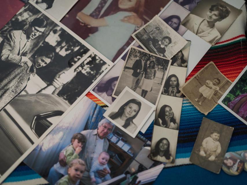 Fotografías de juventud de Purificación, la esposa fallecida de Manuel Alejandro. Abajo, el compositor con sus nietos.