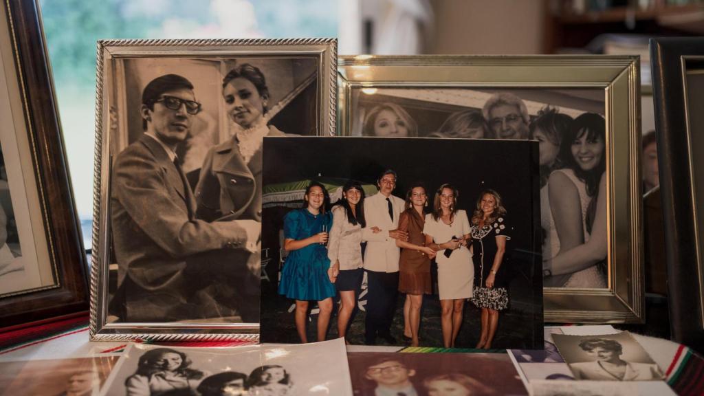 Más fotos de la vitrina de recuerdos de Manuel Alejandro con Purificación.