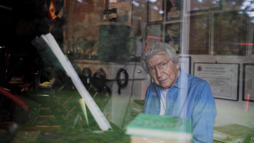 Manuel Alejandro a través del cristal de su sala de recuerdos.