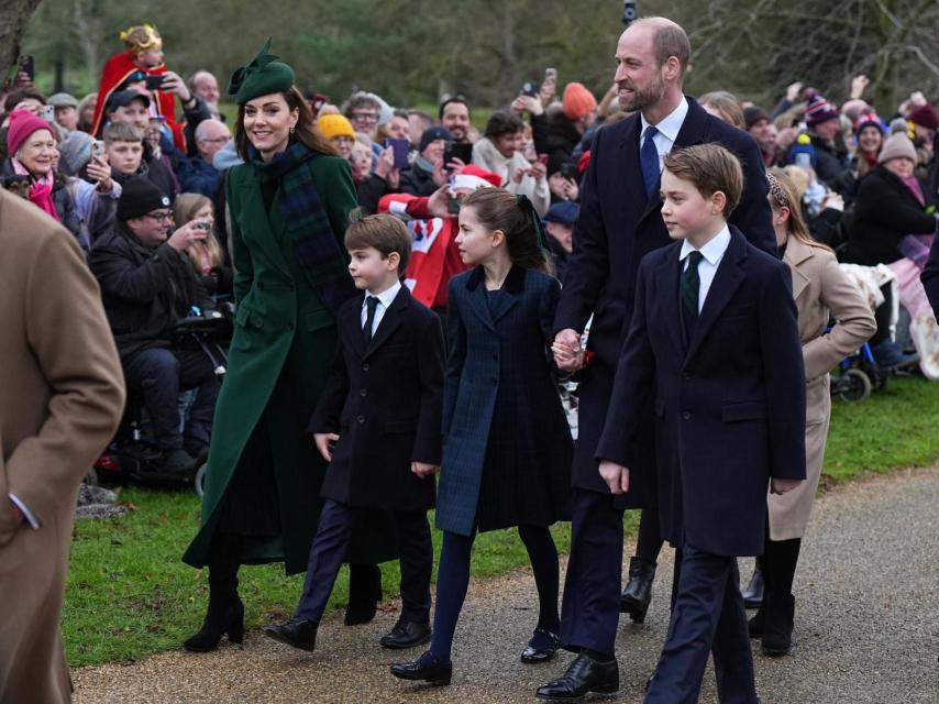 El príncipe Louis, junto a sus padres y hermanos, en la misa de Navidad de 2024. El pequeño lleva pantalón largo.
