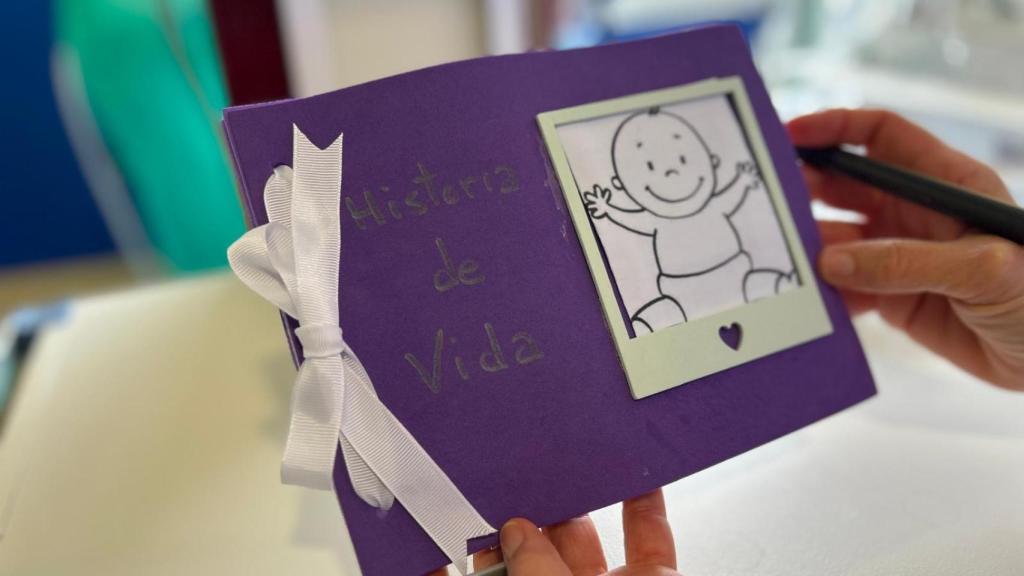 Uno de los álbumes de recuerdos que el Virgen de Valme hace a los neonatos sin familia.