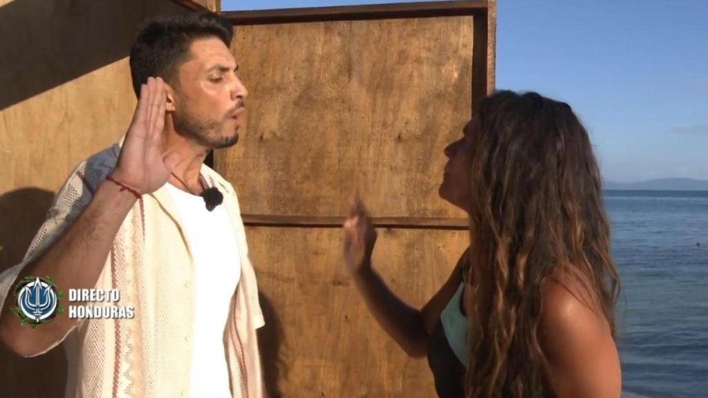 Laura Cuevas y su marido, Carlos Calderón, discuten en 'Supervivientes'.
