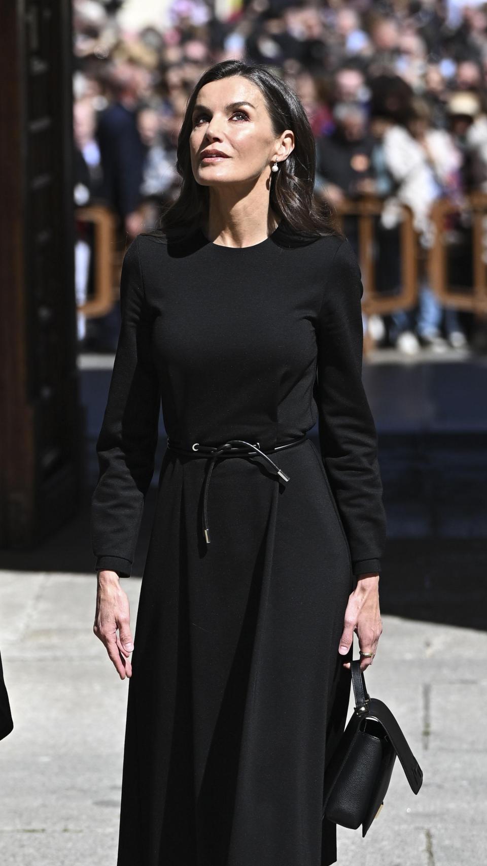 La reina Letizia ha lucido unos discretos pendientes de perlas.
