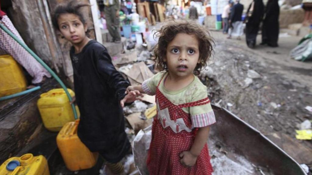 Los niños llenan recipientes con agua potable en la Ciudad Vieja de Sanaa, Yemen, el 15 de febrero de 2012.