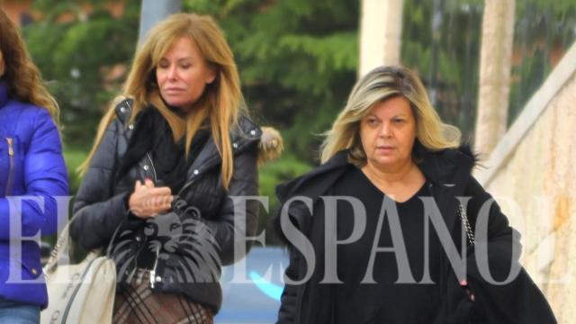Terelu Campos junto a su amiga y productora teatral Lara Dibildos, en las inmediaciones de la Casa de la Cultura de San Agustín de Guadalix.