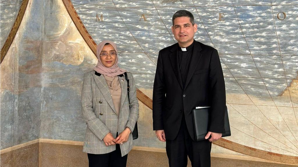 En una imagen de archivo, el Monseñor Javier Domingo posa junto a la embajadora de Qatar ante la Santa Sede.