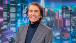 Raphael anuncia su vuelta a la música cuatro meses después de su hospitalización