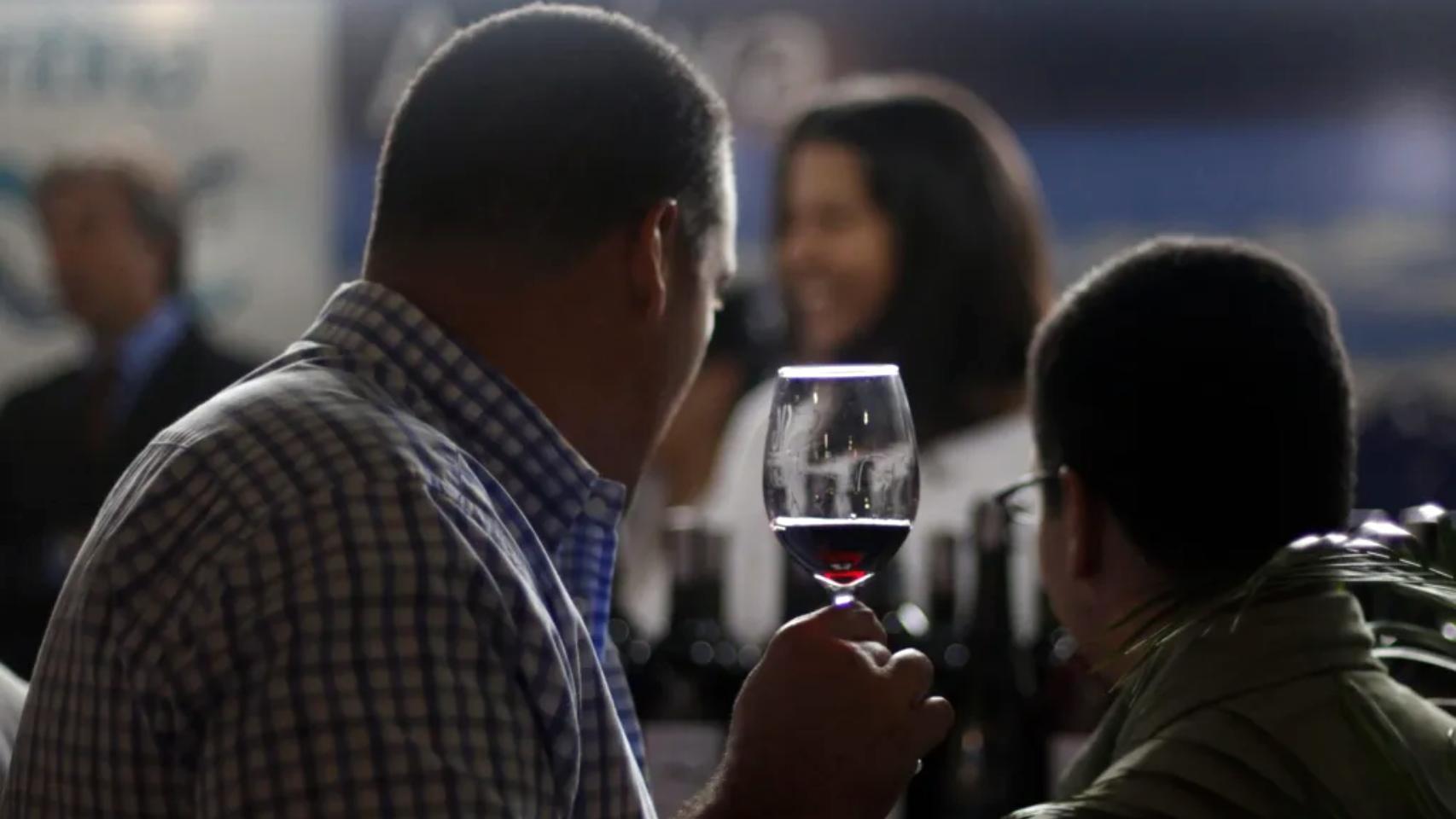 Los expertos piden imponer un precio mínimo al alcohol en España: "Evitaría casi 8.000 casos de cáncer de hígado"