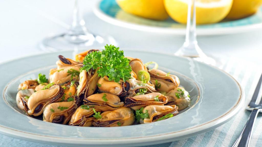 Un plato con mejillones