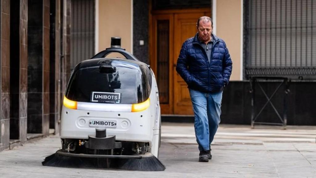 El robot UmiClean de la startu Umibots, durante sus tareas de limpieza autónomas en una calle.