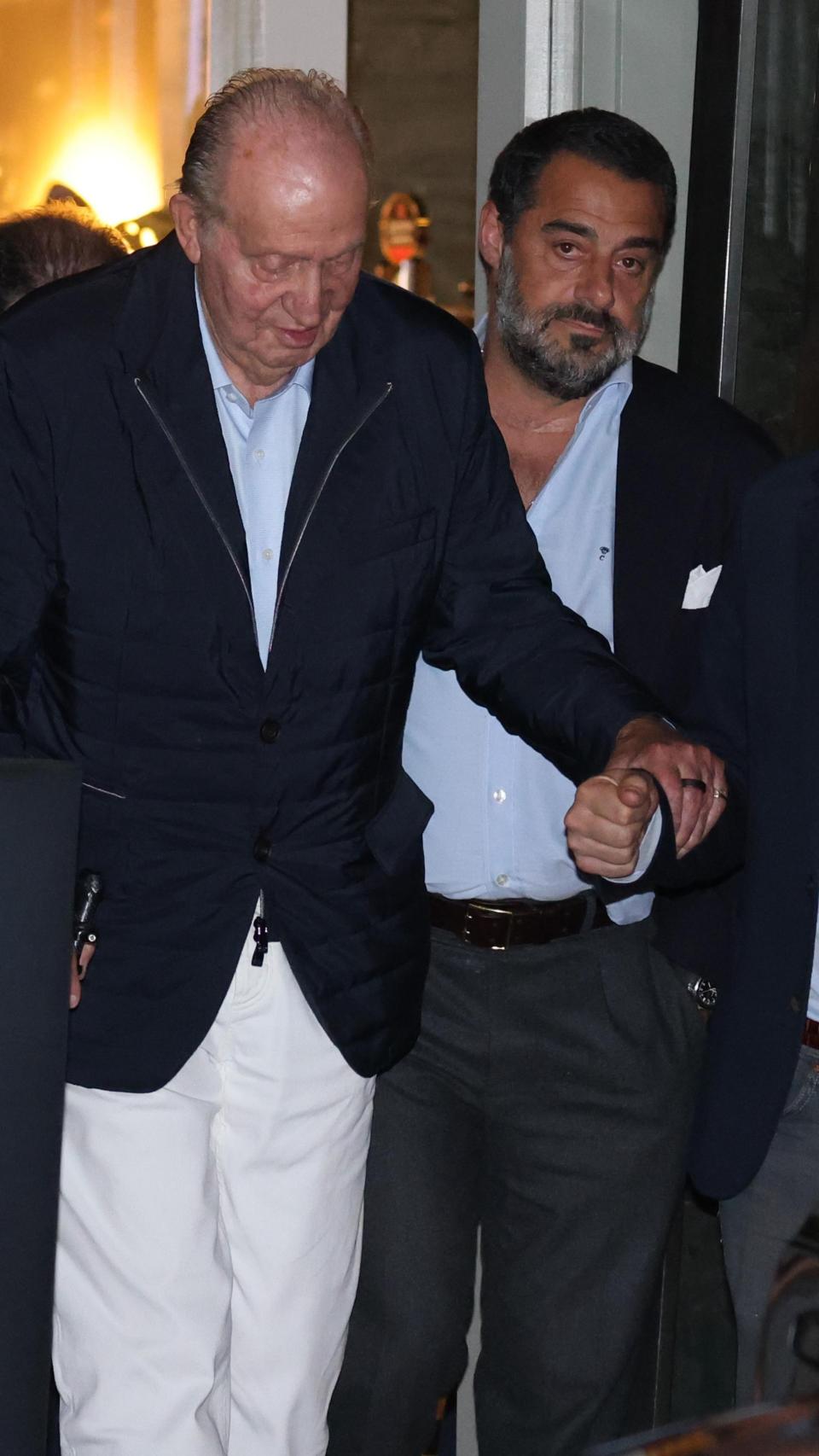 El rey Juan Carlos, durante su visita al restaurante D'Erto, en Sanxenxo, el miércoles 24 de abril, acompañado por Vicente Dalmau.