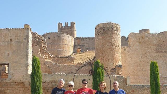 Miembros de la Asociación de Amigos del Castillo de Berlanga ante la muralla de la localidad