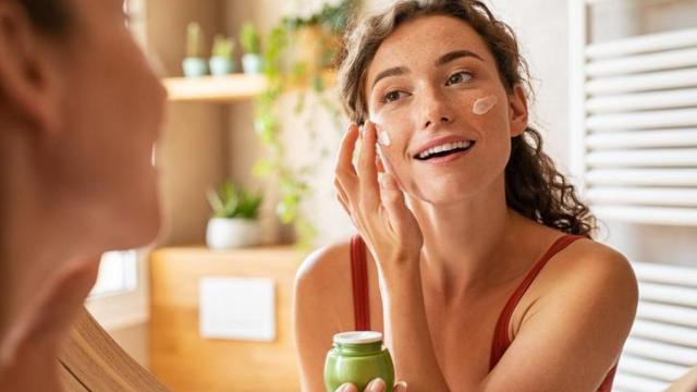 Ni corrector ni máscaras de pestañas: la crema que rejuvenece la mirada y termina con los signos de cansancio