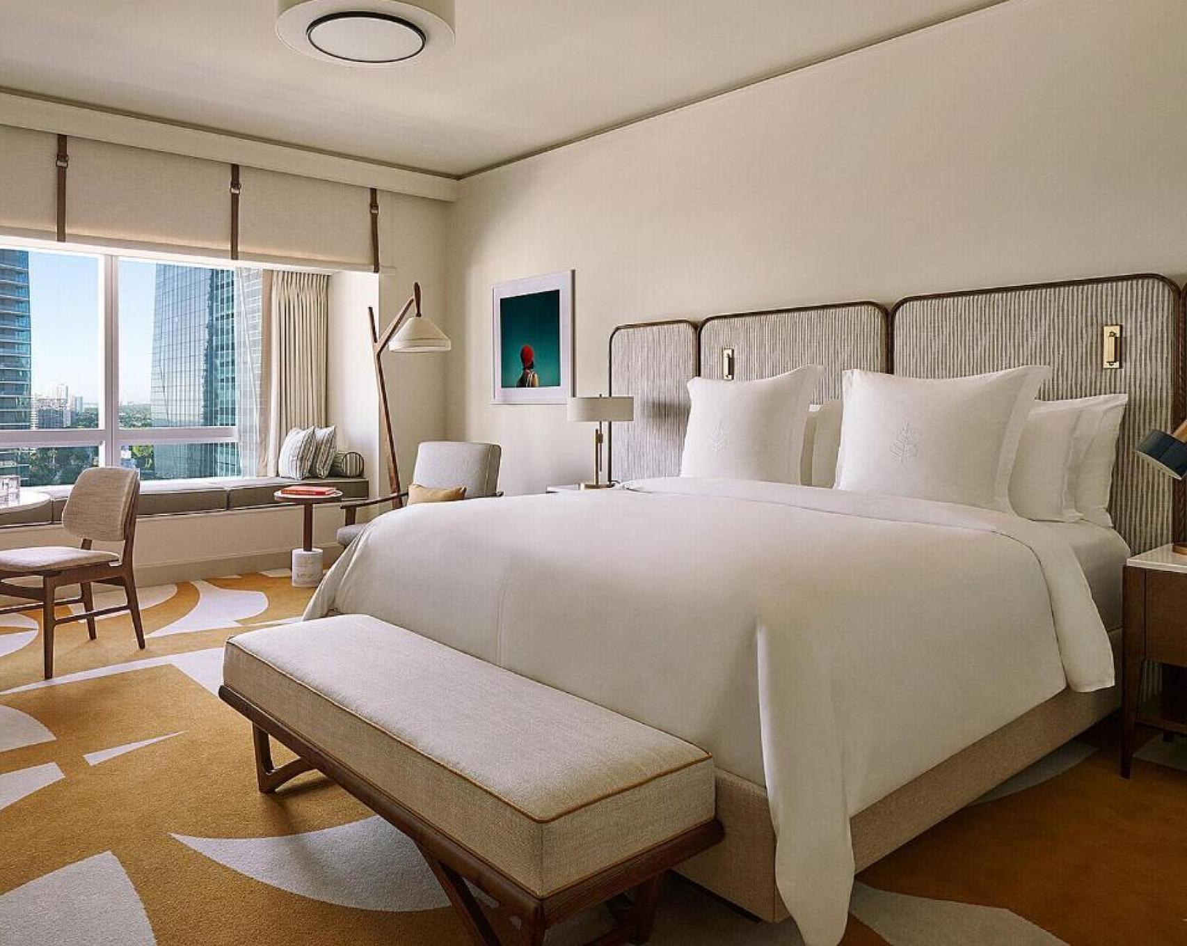 Habitación de uno de los apartamentos de alquiler del Hotel Four Seasons en Miami.