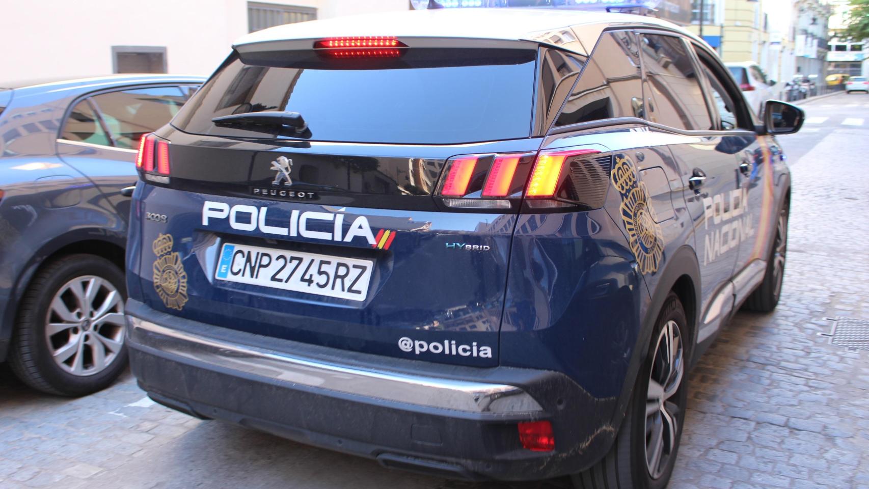 Atienden a dos agentes de la Policía Nacional por inhalación de humo tras declararse un incendio en el CIE de Valencia