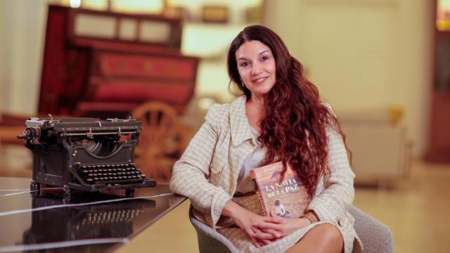 Rosario Raro, con su nueva novela La novia de la paz.
