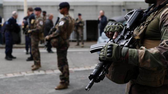 Militares desplegados en la escuela de Nantes.