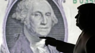 Un modelo en miniatura impreso en 3D que representa al presidente de EEUU, Donald Trump, y un billete de dólar.