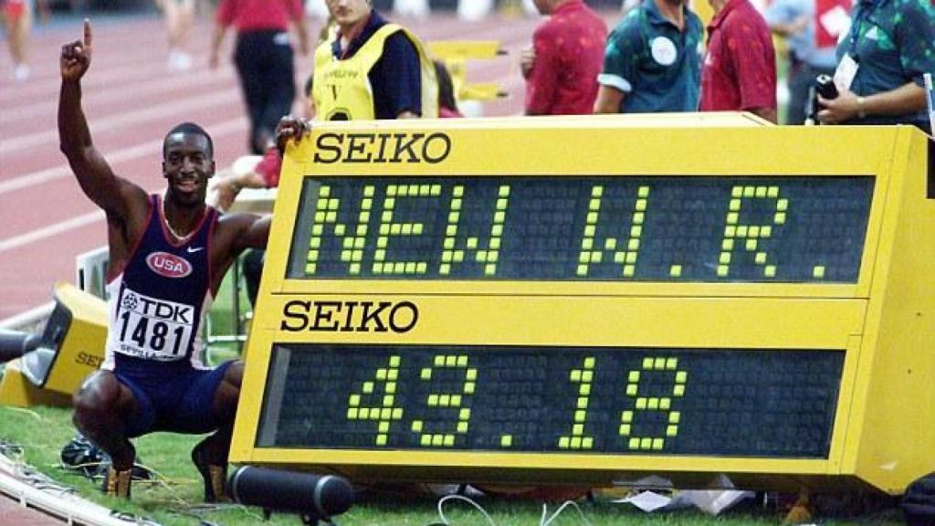 Michael Johnson, tras batir el récord de los 400 metros lisos en el Mundial 1999 en La Cartuja (Sevilla)