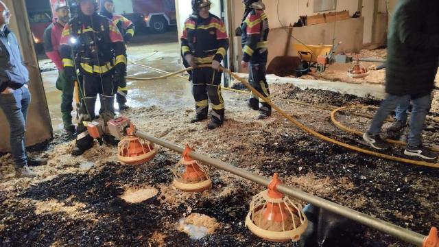 Incendio en una nave de pollos en Coomonte de la Vega