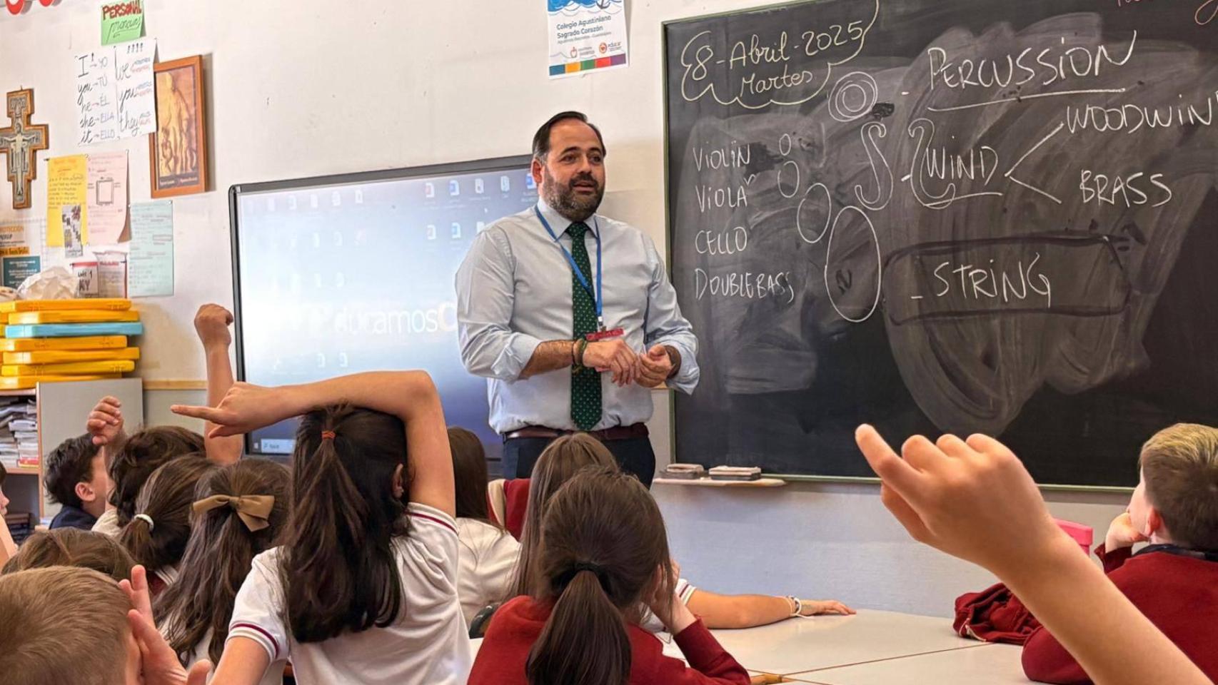 Imágenes del día: Paco Núñez regresa al colegio por un día y termina con ganas de repetir