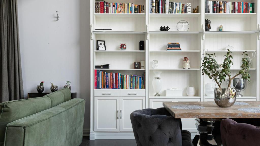 Los salones con libros demuestran vivencias, intereses y cultura.