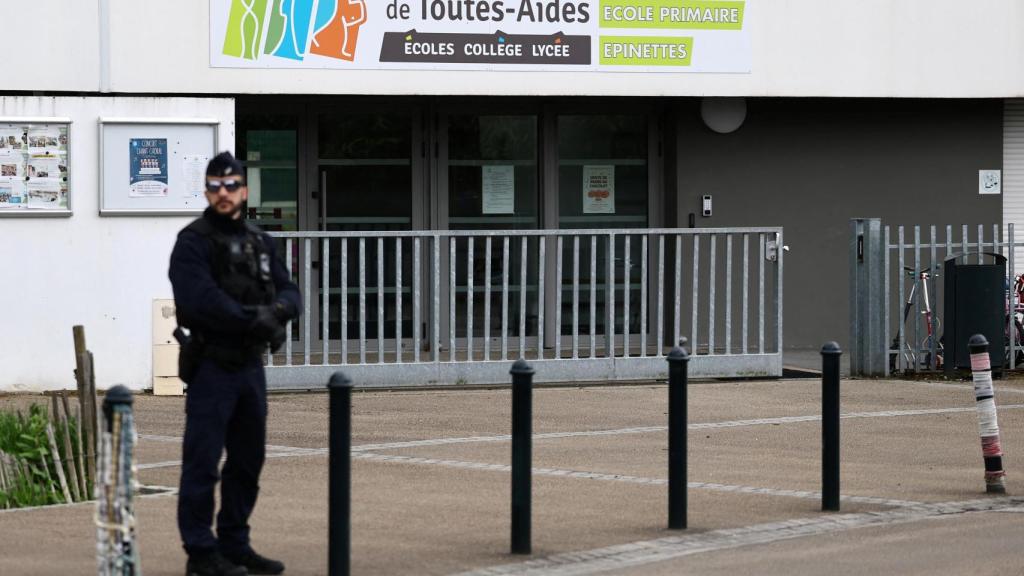 Un policía frente a la escuela Notre-Dame-de-Toutes-Aides en Nantes (Francia), donde un estudiante de secundaria mató a una compañera e hirió a otros tres.