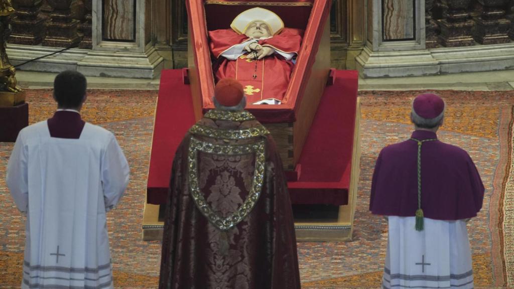 El cardenal camarlengo Kevin Joseph Farrell observa el cuerpo del Papa Francisco en el interior de la Basílica de San Pedro