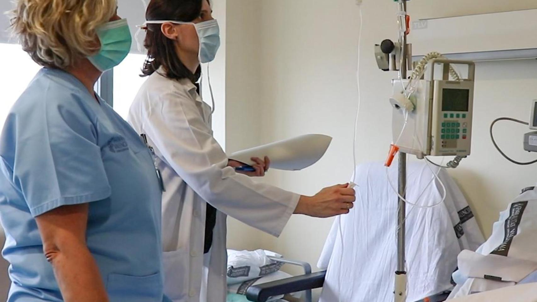 Dos sanitarias en la atención a un paciente en un hospital público de la Comunitat Valenciana.