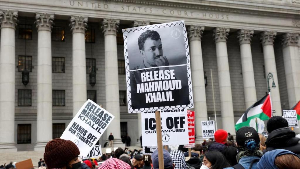 Protestas frente a un tribunal de Nueva York por la liberación del activista Mahmoud Khalil.