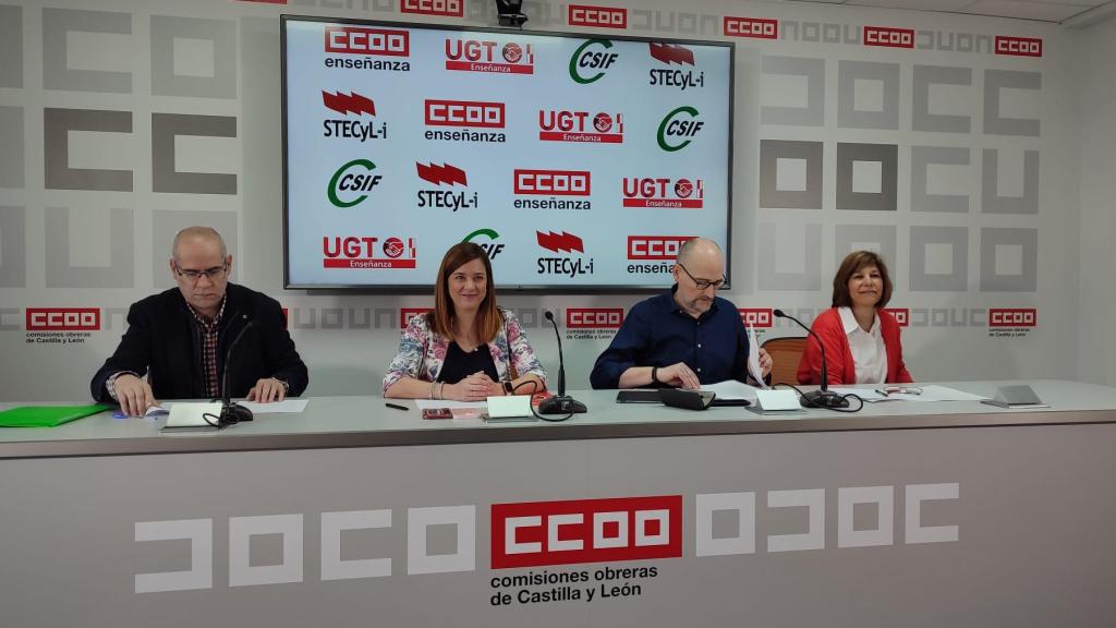 El vicepresidente autonómico del Sector de Educación de CSIF Castilla y León, Roberto Fernández, la secretaria Enseñanza UGT-SPCyL, Beatriz García, el secretario general de la Federación de Enseñanza CCOOCyL, José Antonio Alegre, y la portavoz y responsable de relaciones institucionales de STECyL, Christina Fulconis, en la rueda de prensa de este viernes