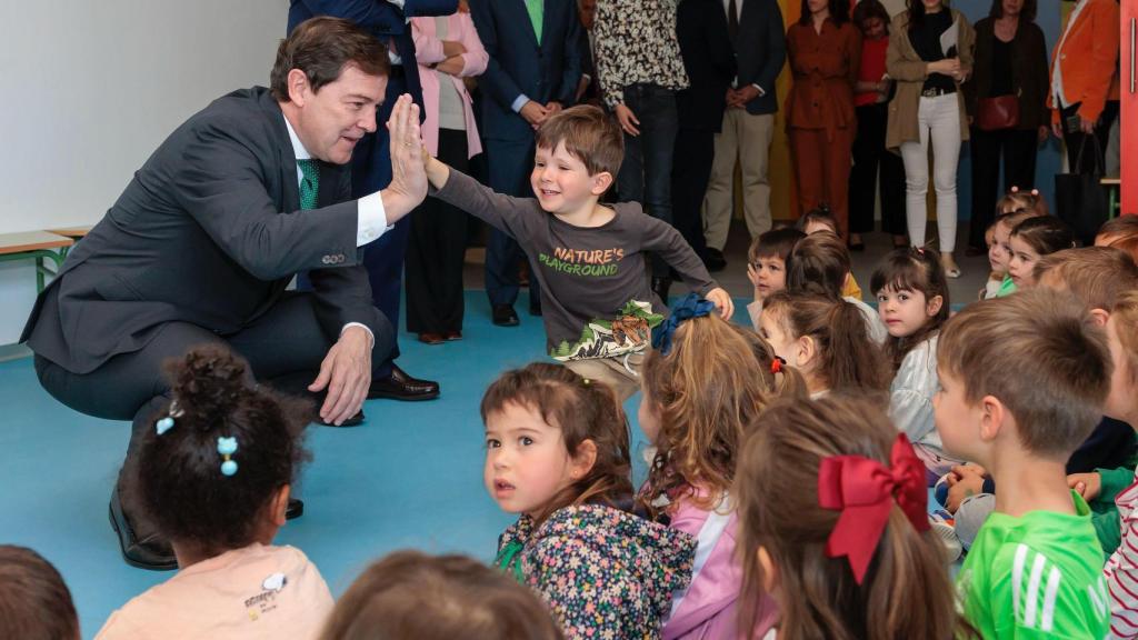 Fernández Mañueco saluda a uno de los niños del CRA 'Los Arapiles' en Aldeatejada, Salamanca.