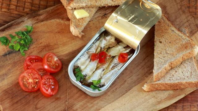 Una lata de sardinas.