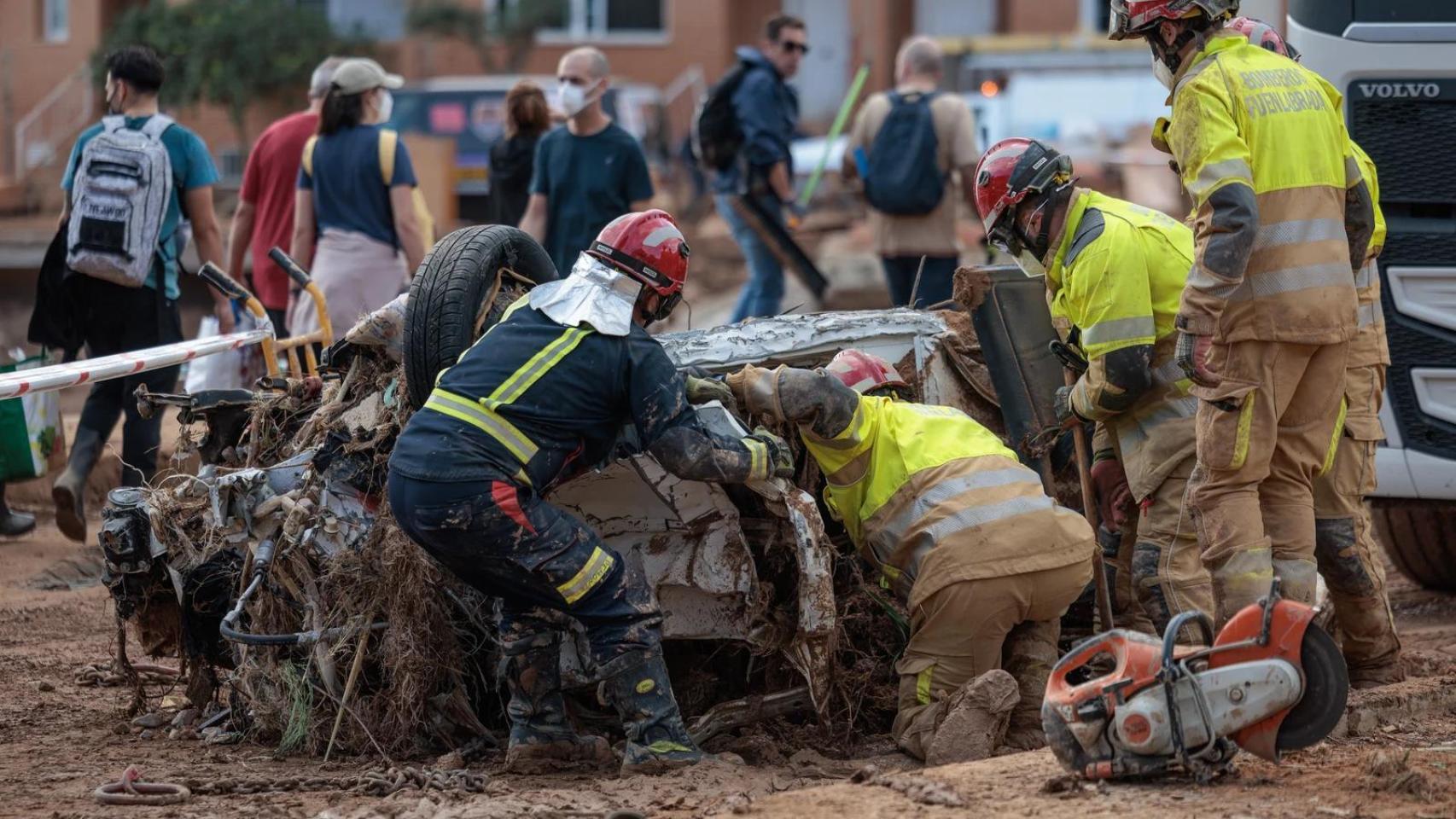 Fuerzas y cuerpos de seguridad ayudan tras la dana. Biel Aliño/EFE