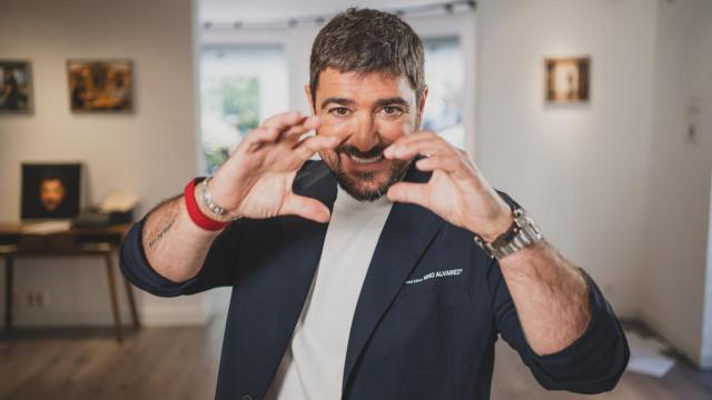 Cuando pasas los cánones establecidos por la moda, no te puedes ni vestir y tu problema se multiplica por mil, dice Antonio Orozco, posando para la cámara de EL ESPAÑOL.