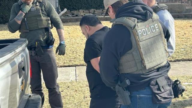 Agentes del ICE deteniendo a un hombre de origen hispanoamericano el 26 de enero de 2025.