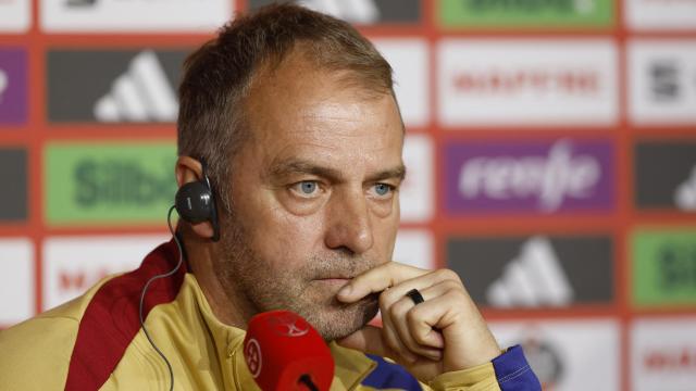 Hansi Flick atiende a los medios en la previa de la final de la Copa del Rey.