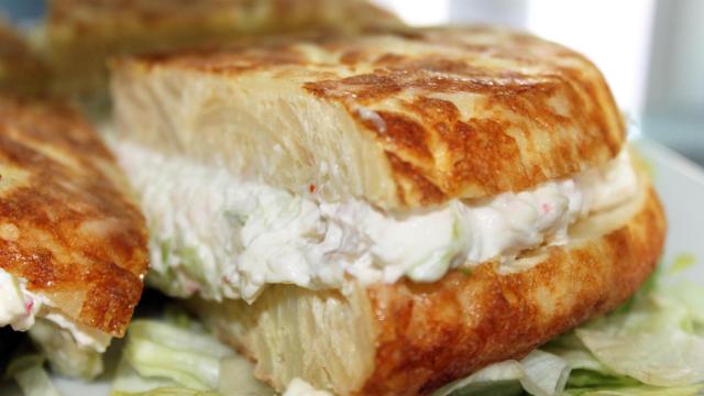 Un trozo de tortilla rellena
