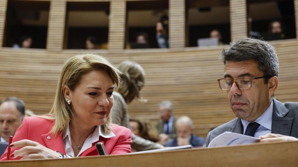 Susana Camarero y Carlos Mazón en un pleno de Les Corts. Rober Solsona / EP