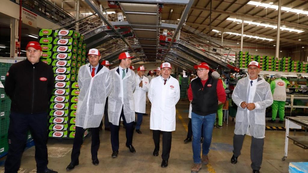 El ministro Luis Planas visita la planta de producción de Trops.