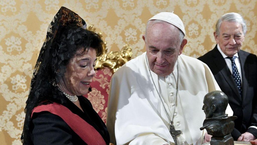 La embajadora de España en la Santa Sede, Isabel Celaá, con el papa Francisco.