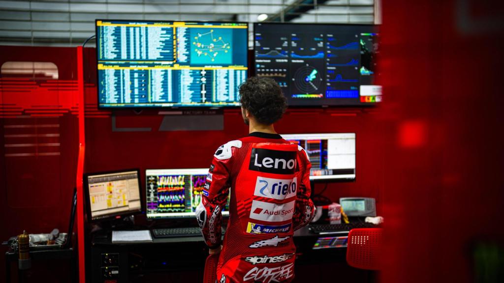 Las pantallas donde se visualizan los datos que recogen los sensores de las motos para que los analice el equipo de ingenieros.