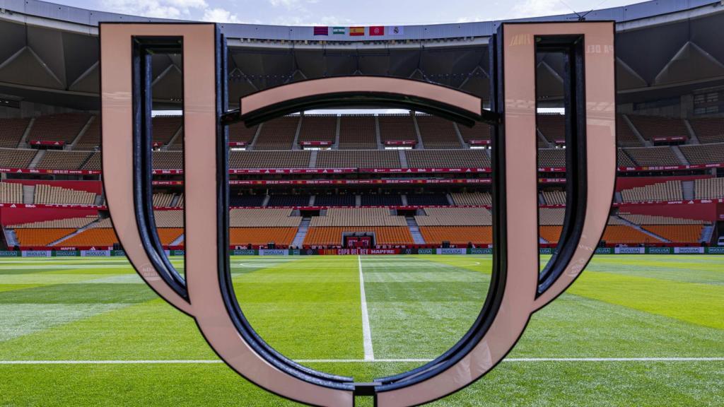 El logotipo de la Copa del Rey sobre el césped del estadio de La Cartuja