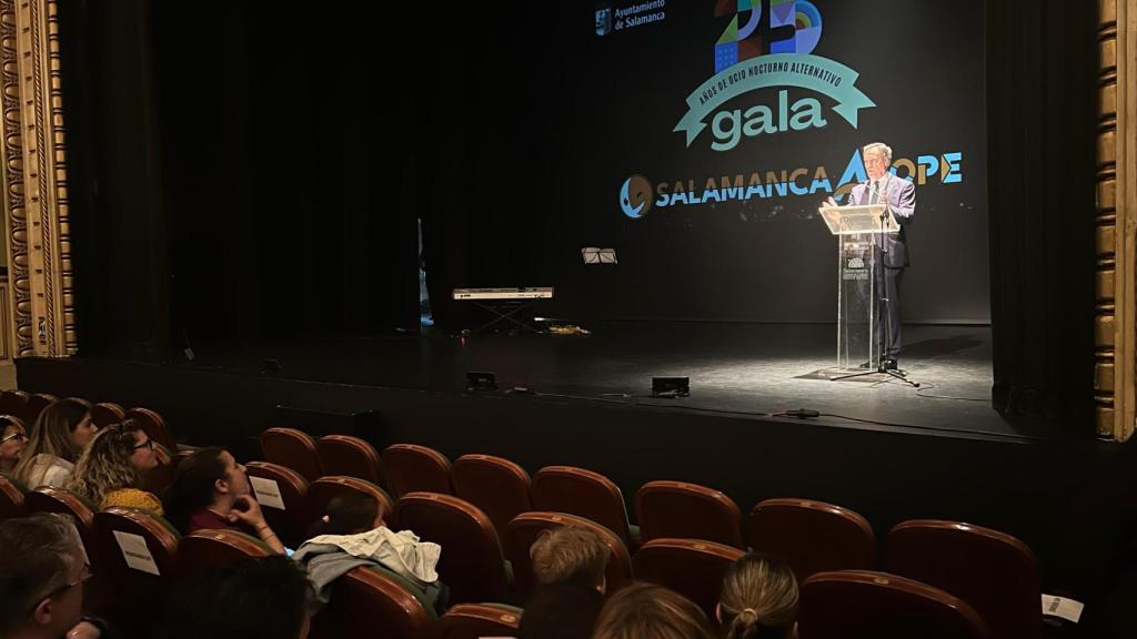 El alcalde de Salamanca, Carlos García Carbayo, en la gala del 25º aniversario de Salamanca a Tope