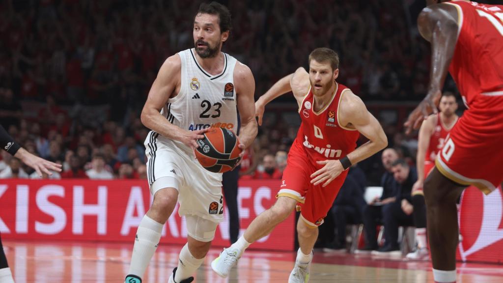 Sergio Llull con la posesión del balón durante el partido ante Olympiacos.