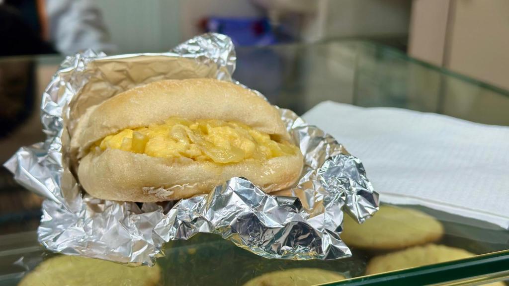 El mejor bocadillo de patata se esconde el los bajos de Azca.