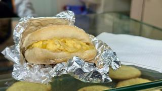 El mejor bocadillo de patata se esconde el los bajos de Azca.