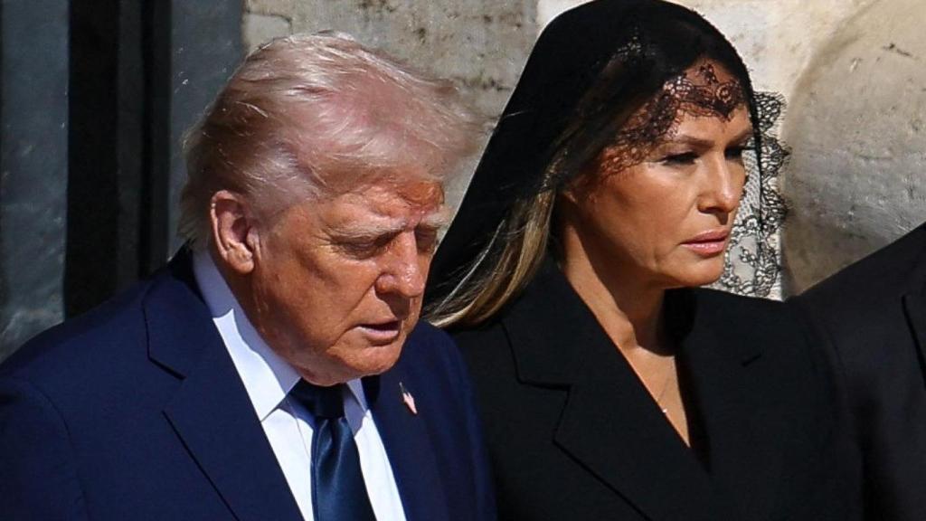 El presidente de los Estados Unidos, Donald Trump, y la primera dama, Melania Trump, caminan para asistir a la misa fúnebre del Papa Francisco, en el Vaticano.