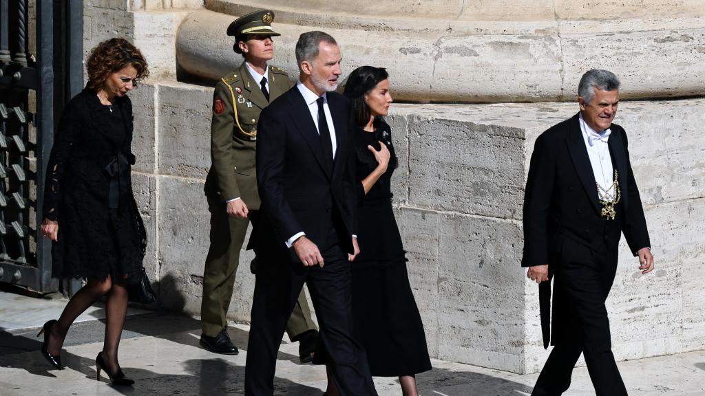 La vicepresidenta primera, María Jesús Montero, y los Reyes de España durante el funeral de Francisco I el pasado 26 de abril.