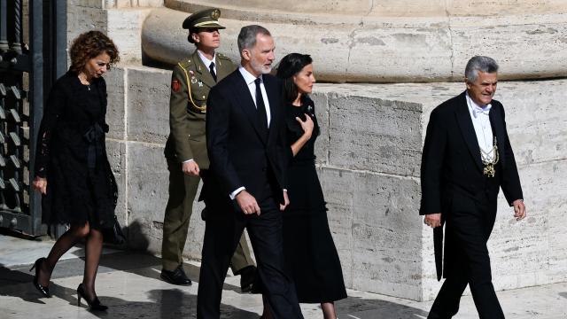 La vicepresidenta primera, María Jesús Montero, y los Reyes de España durante el funeral de Francisco I el pasado 26 de abril.